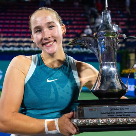 Теннисистка потеряла сознание на корте и была окружена врачами после двух матчей за день из-за болезни