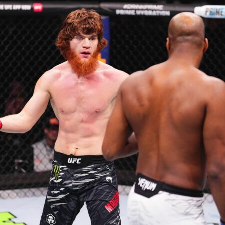 Майкл Пейдж одерживает победу над Шарой Магомедовым в со-главном событии UFC в Саудовской Аравии