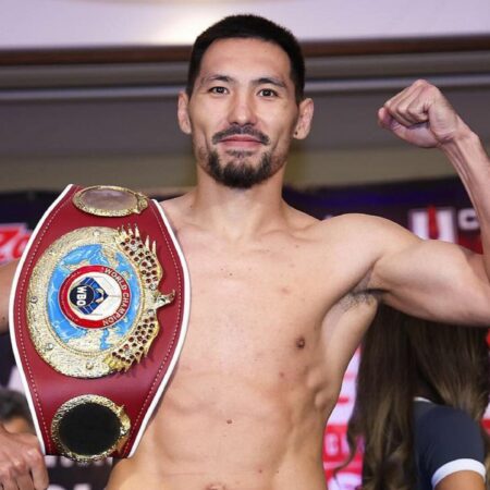 Чемпион Жанибек Алимханулы проведет бой на родине в Казахстане