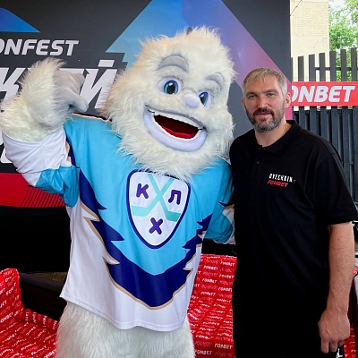 Талисманы КХЛ поддержали юных следж-хоккеистов и пациентов детской больницы