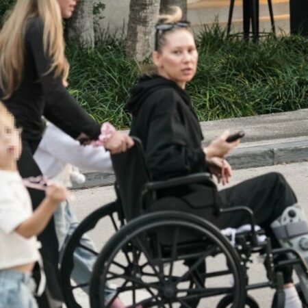 Анна Курникова впервые за два года замечена в инвалидном кресле