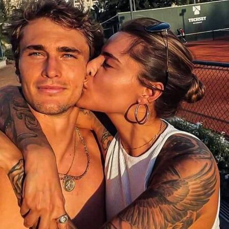 Девушка Александра Зверева — 35-летняя актриса Софья Томалла