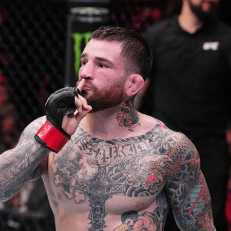 Боец MMA Вербально Сдался После Того, Как Его Палец Застрял в Сетке
