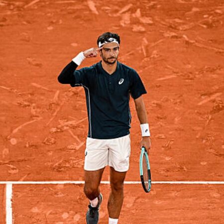 Шокирующий инцидент: теннисист Музетти ударил мячом линейную судью, вызвав гнев фанатов на French Open