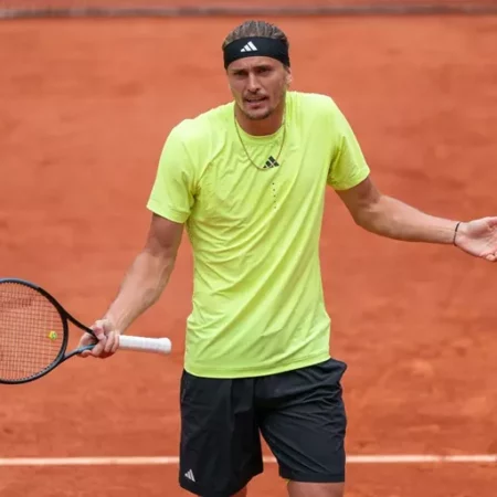 Александр Зверев согнулся на корте Ролан Гаррос и рассказал об отвратительной вещи, которую он сделал во время поражения от Джоковича