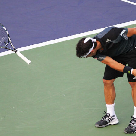 Теннисный скандал: Фогнини сломал ракетку и обозвал соперника после поражения