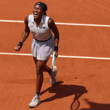 Коко Гауфф показала настоящий размер своего трофея Ролан Гаррос, а сэр Энди Мюррей призвал организаторов турниров «постараться лучше»