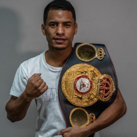 Карлос Канисалес завоевал титул WBC в легчайшем весе, нокаутировав Панью Прадабсри в захватывающем поединке