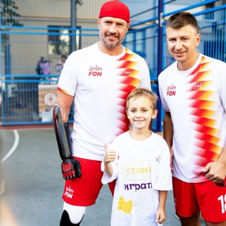 Бывшие Чемпионы Мира Участвуют в Благотворительном Мероприятии: Футбол Встречается с Боксом