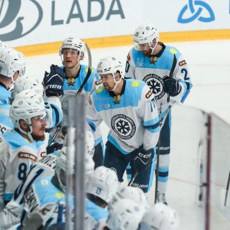 «Сибирь» вырвала победу у «Нефтехимика» в серии буллитов, упустив преимущество в две шайбы