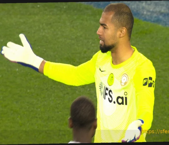 Блестящий сейв Санчеса остановил удар Митомы