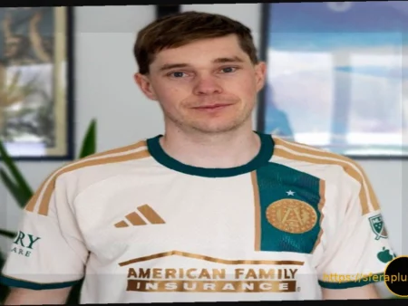 Neuer and Ochoa Modify 2026 Goalkeeper Kits for Short Sleeves